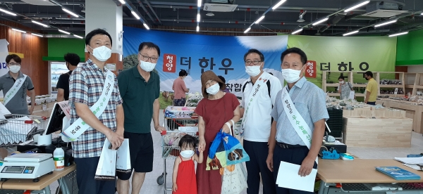 공직자들 유성 청양먹거리직매장 판촉행사