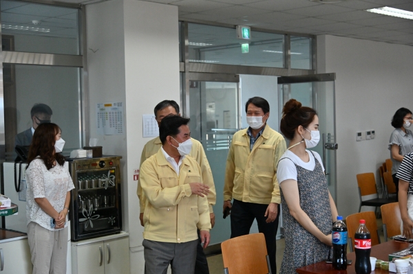 박정현 부여군수, 코로나19 관련 직원 격려 모습