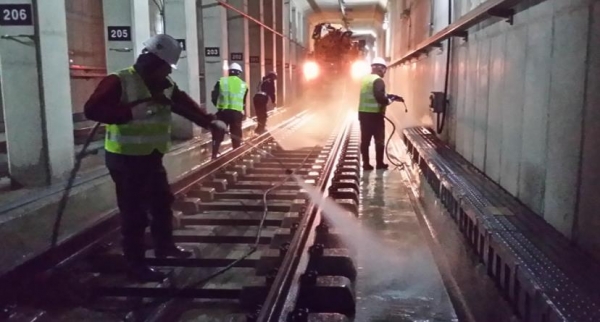 대전도시철도공사 직원들이 유출지하수를 활용해 터널 미세먼지 감소를 위한        물청소 실시