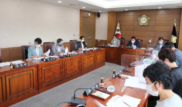 비말차단용 칸막이를 설치한 천안시의회 상임위원회 모습