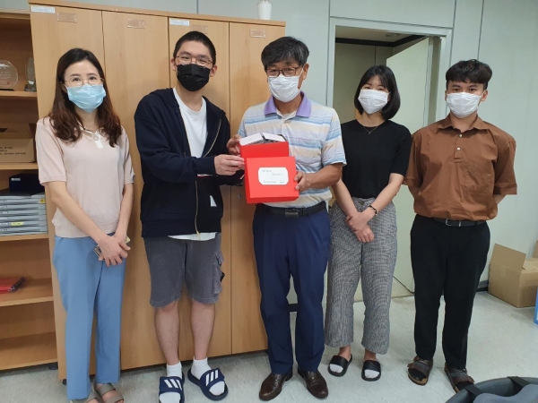 천안시 감염병대응센터 직원들이 중앙고 학생에게 손편지와 간식을 전달받고 있다.