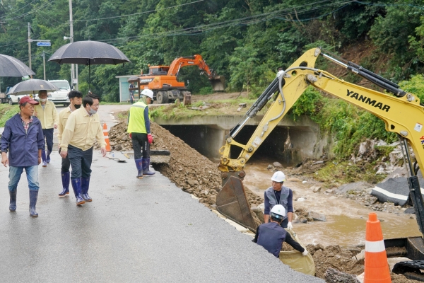 오세현 아산시장이 집중호우 복구현장을 방문하고 있다.