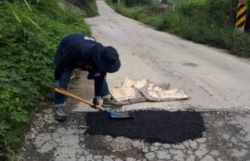 아스팔트 포트홀 보수하는 모습.