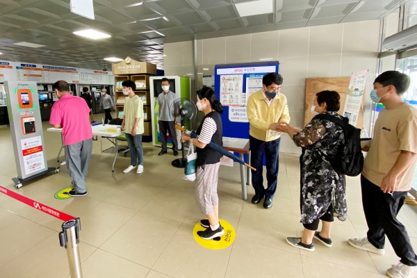 서산공용터미널 열화상카메라 및 손소독제 사용 지원 모습(맹정호 서산시장이 손소독제 사용을 도와주고 있다.