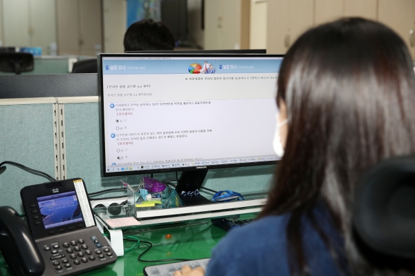 ‘온라인 청렴 골든벨’을 풀고 있는 태안군청 직원 모습.