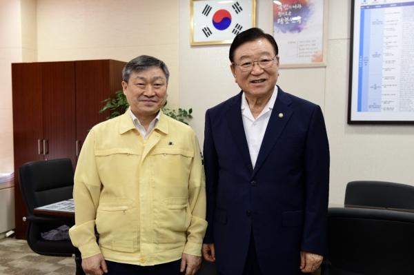충남대학교 내포캠퍼스 유치 총력 (왼쪽부터 박백범 교육부 차관, 김석환 홍성군수)