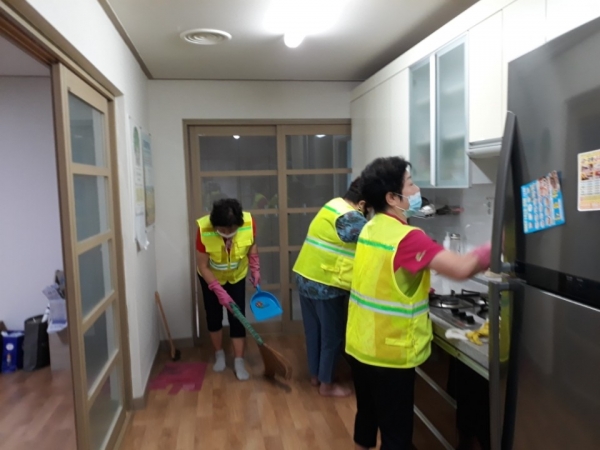 코로나19로 운영 중단된 마을회관 청소 실시