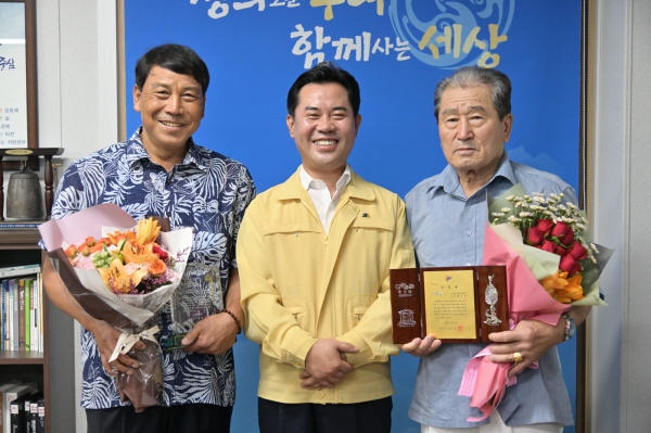 유공자 표창 수여 장면