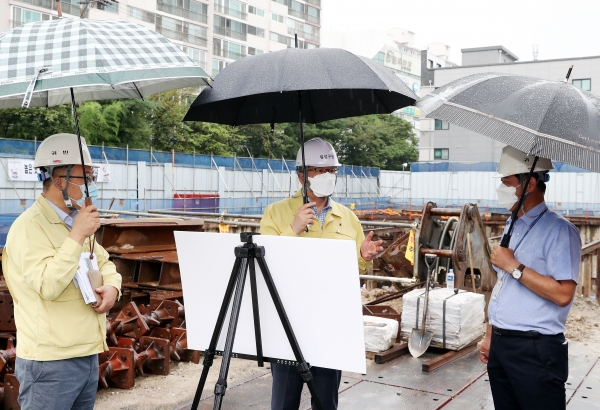 정용래 유성구청장이 2일  소호형주거클러스트 공사현장에서 관계자들에게 안전관리를 당부했다