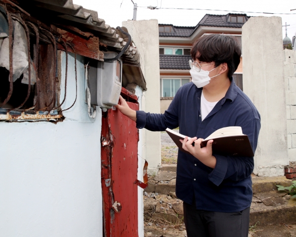 태안읍 남문리에 있는 한 빈집 실태조사 모습.