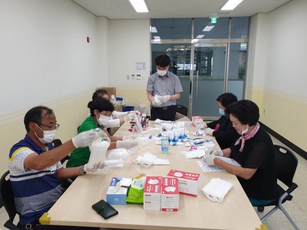 주민자치회원들이 주민총회 홍보물품을 포장 모습