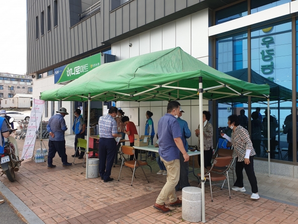 주민자치회원들이 주민총회 홍보물품 배부 모습