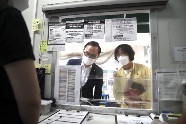 박상돈 천안시장이 지난 2일 동남구보건소 선별진료소를 찾아 방역현황과 근무환경을 점검하고 시설을 둘러보고 있다.