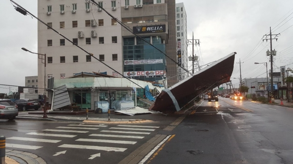 태풍 ‘마이삭’ 피해 복구 총력 (1, 장항읍 창선2리 지붕 이탈 현장)
