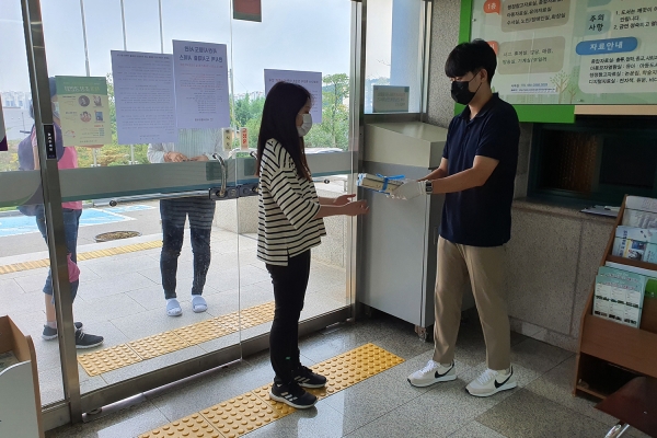 지난 2일 서산시립도서관 회원이 도서대출 서비스를 받고 있다.