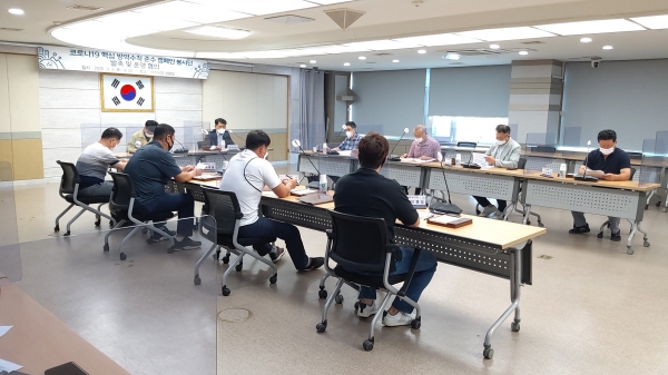 코로나19 핵심 방역수칙 준수 캠페인 봉사단 발족 및 운영 협의회 참석자들이 회의를 하고 있다.