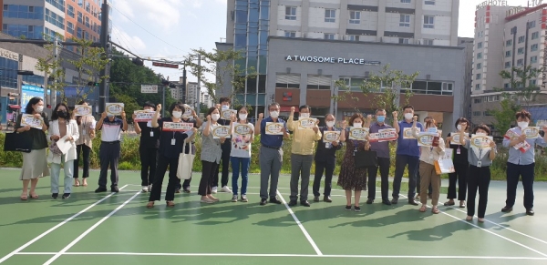 천안시와 위생단체가 합동으로 음식점 밀집지역에서 코로나19 예방을 위한 생활방역 수칙 현장 지도 및 스티커 부착 안내 등을 실시하고 있다.