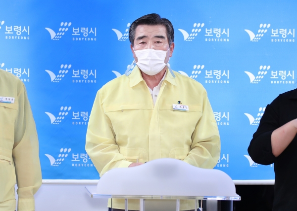 김동일 보령시장 코로나19 확산 관련 기자회견 장면