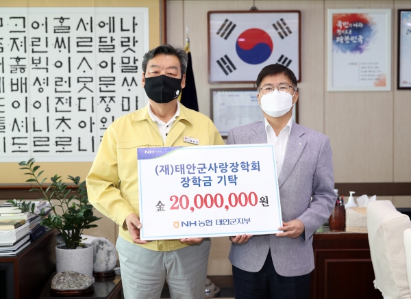 기탁식 모습(왼쪽 가세로 군수, 오른쪽 김선호 지부장)