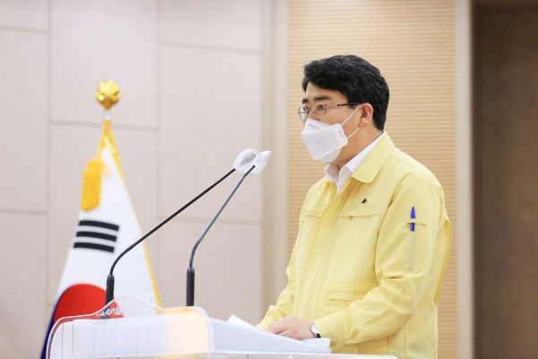 7일 시청 대회의실에서 열린 월례회의에서 맹정호 서산시장이 인사말 모습