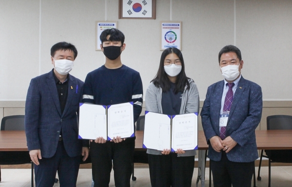 청암장학재단으로부터 장학금 전달은 장영실고 학생들.