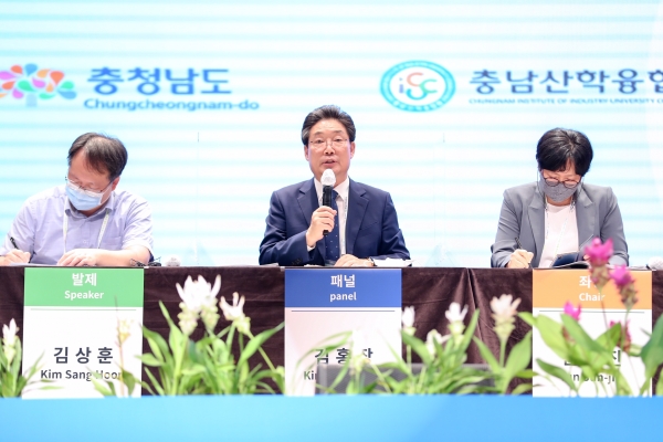 탈석탄 기후위기 대응 국제컨퍼런스 토론회에서 김홍장 시장 토론 참여 모습