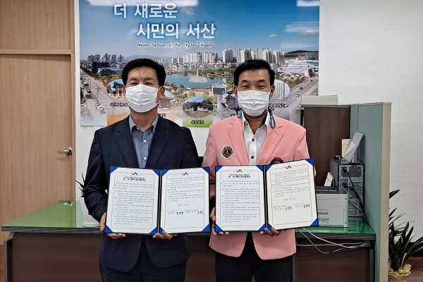 지난 8일 행정복지센터 동장실에서 새암라이온스클럽과 복지서비스 강화를 위한 MOU체결 장면(좌 김영중 부춘동장, 우 김원호 새암라이온스클럽회장)