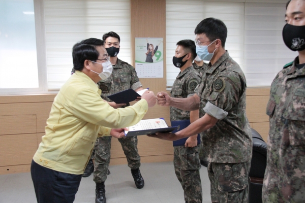 오세현 아산시장이 수해복구 자원봉사에 힘쓴 부대원에게 표창장을 전달하고 있다.
