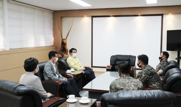 오세현 아산시장이 제203특공여단을 방문해 수해복구 지원에 대한 감사의 인사를 전하고 있다