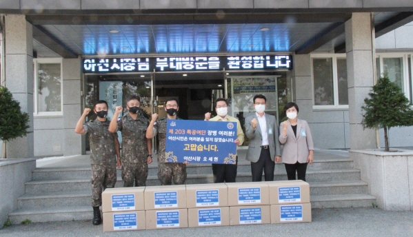 오세현 아산시장이 제203특공여단을 방문해 기념사진을 찍고 있다.