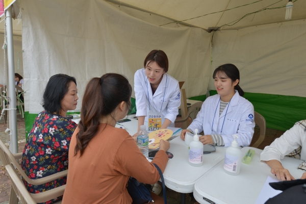 백석대 간호학과의 2019 천안 흥타령 춤축제 건강증진관 봉사 자료사진