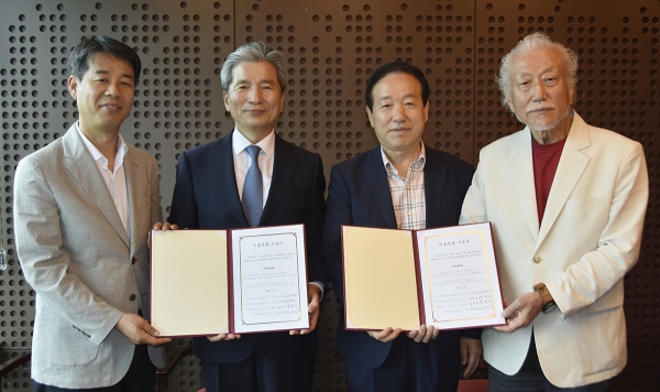 9일 대전 선화기독교미술관에서 목원대와 미술관 관계자 등이 작품 기증 협약을 체결한 뒤 기념촬영. / 왼쪽부터 홍한석 하늘문교회 담임목사, 권혁대 총장, 이기복 선화기독교미술관 이사장, 정명희 선화기독교미술관 관장.