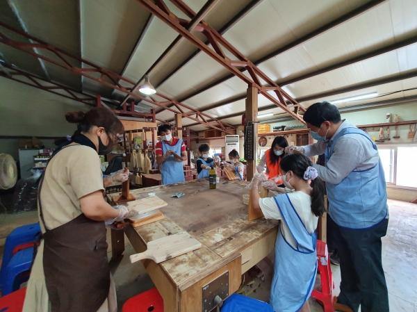 위생도마 제작 봉사 모습.