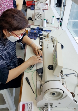 봉트리 봉사단 허리가방 제작 봉사 모습.