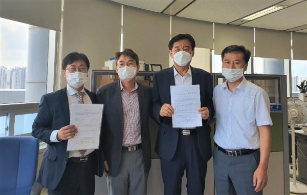 지난 8일 천안시청에서 구룡동 삼부토건 아파트 조합원 가입 계약금 피해를 호소한 피해자대책위원회와 삼부토건 주식회사가 합의서에 서명해 천안시 관계자들과 기념사진   (왼쪽부터 임종학 피해자대책위원장, 황성수 주택과장, 김병각 삼부토건 부사장, 장세종 공동주택승인팀장)