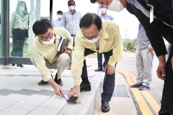 박상돈 천안시장이 10일 주요 대형 도로건설 사업장 4곳을 찾아 차질 없는 사업 추진상황 및 추진방향에 대한 집중 점검 하는 모습
