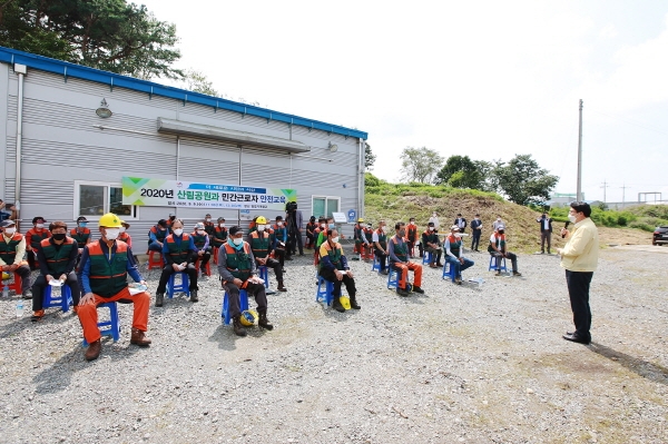 지난 9일 임엄기계창고에서 열린 산림·녹지 관련 민간근로자 안전교육에서 맹정호 서산시장이 인사말씀하고 있다.