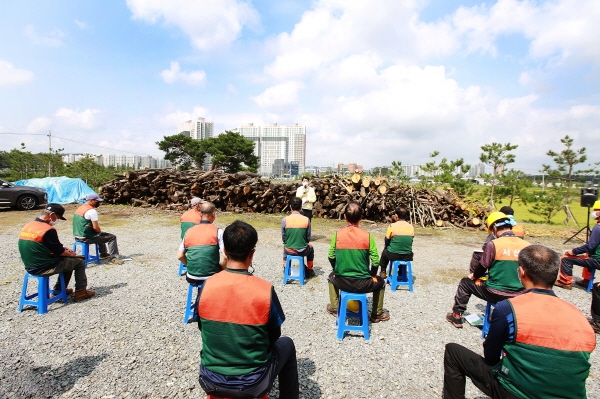 지난 9일 임엄기계창고에서 열린 산림·녹지 관련 민간근로자 안전교육에서 맹정호 서산시장이 인사말씀하고 있다.