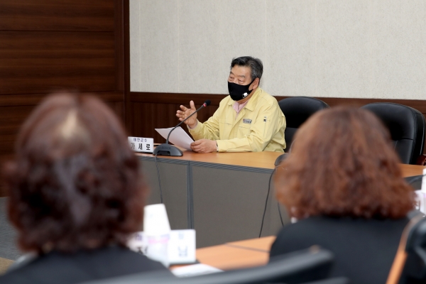 지난 9일 군청 중회의실에서 가세로 군수를 비롯한 군 관계자, 코로나19 고위험시설로 분류된 사업장 영업주들이 모인 가운데 열린 긴급 간담회 모습.