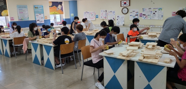 지난 1일 연양초 6학년 학생들이 목공 체험프로그램을 수강하는 모습.