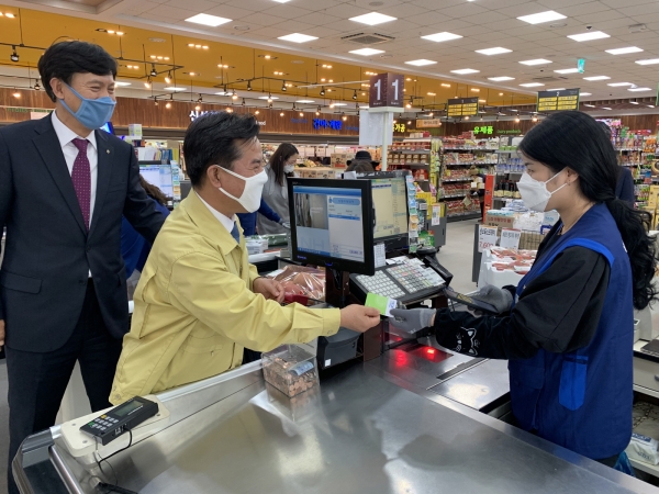 박정현 부여군수 굿뜨래페이 물품구매 장면