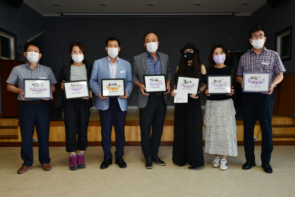 지난 10일 서산시성연면 주민자치센터에서 주민자치위원들과 아기이름이 새겨진 액자를 들고 단체사진