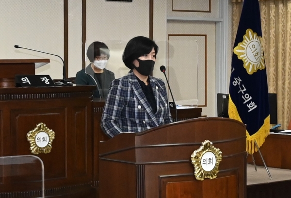 5분 자유발언하는 조은경 중구의원.