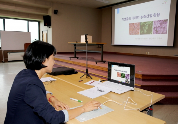 온라인 동영상 강의를 듣는 수강생 모습.