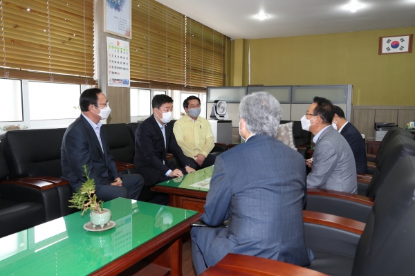 아산전자기계고등학교에 방문한 마이스터고 선정 현장심의단과 오세현 아산시장을 비롯한 관계자들이 면담을 하고 있다