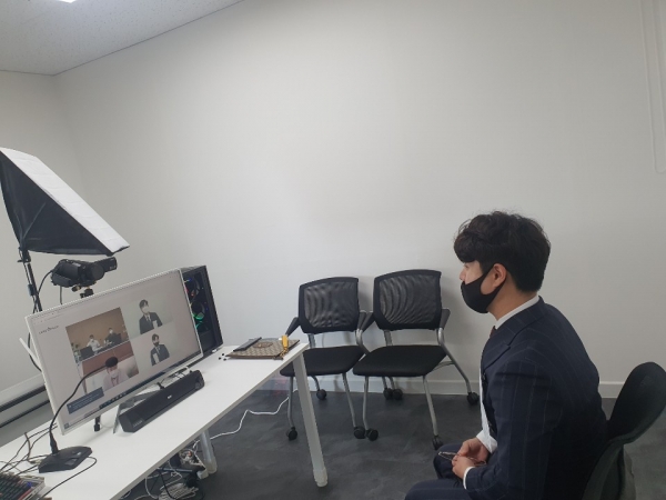 기업과 구직자가 화상면접을 진행하고 있다.