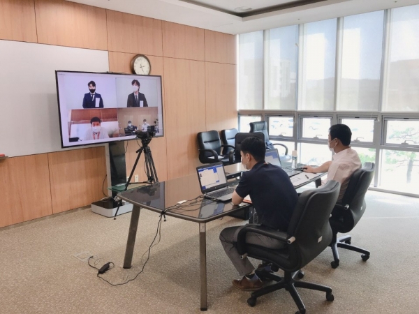 기업과 구직자가 화상면접을 진행하고 있다.