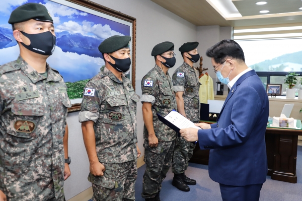 수해복구 유공자(203 특공여단 1대대) 표창 수여_표창수여 장면