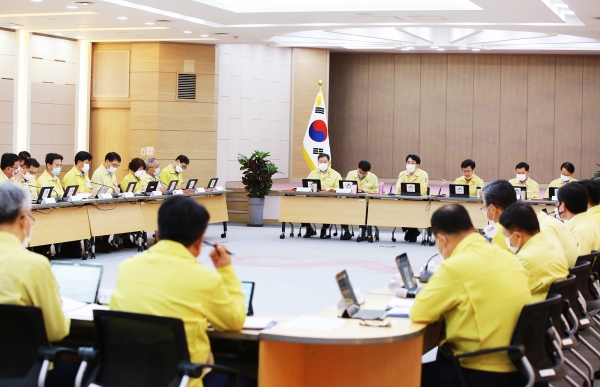 14일 시청 대회의실에서 확대간부회의를 진행하고 있다.
