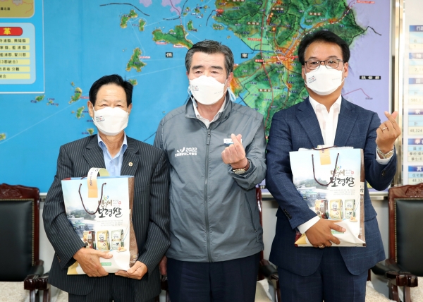 우리 농산물 정 나눔 챌린지(좌측부터 강서홍 회장, 김동일 시장, 권혁영 협의회장)